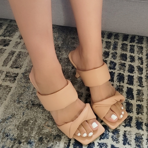 Linda  Heel - NudeHeel - Picture 3 of 5